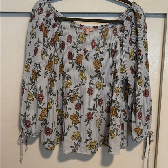 Elegant Floral Off-Shoulder Blouse - Picture 7 of 7